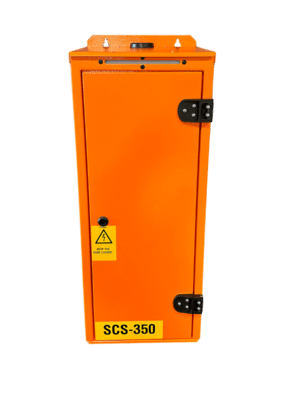Oranssi SCS-350 moduulikeskus, jossa Spine indikaattorivalot keskuksen yläreunassa.