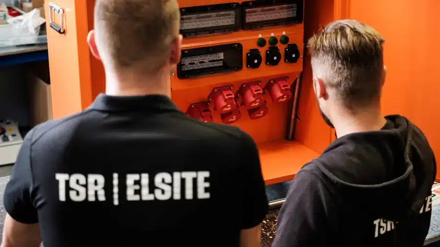 TSR-Elsites montörer kontrollerar byggcentralens mätare och uttag.