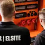 TSR-ELSITEs experter granskar en byggcentral på en arbetsplats