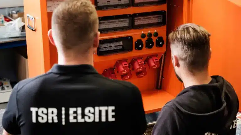 TSR-ELSITEs experter granskar en byggcentral på en arbetsplats