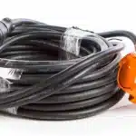 Musta 20 metrin H07RN-F-kumikaapelijatkojohto, vaipassa merkinnät 450/750 V ja 3G2,5 mm²